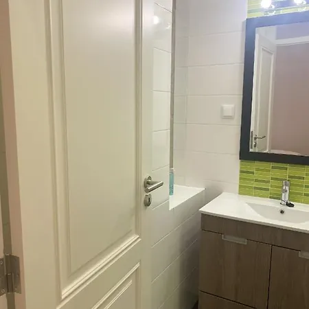 Spacious In - 175 M² - Private Balcony 아파트